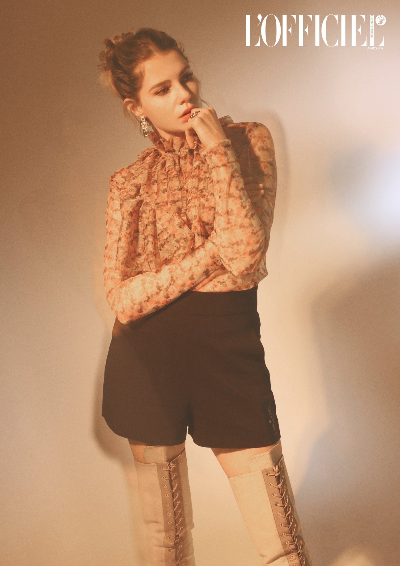 Lucy Boynton auf dem Cover — in Landadel Berlin